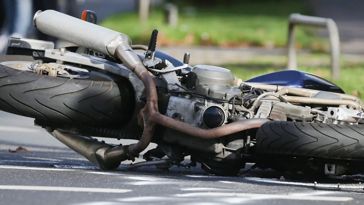 ARCHIV - 25.10.2019, Nordrhein-Westfalen, Düsseldorf: Ein Motorrad liegt nach einem Unfall auf der Straße. (zu dpa: «25-jähriger Biker stirbt bei Dinslaken») Foto: David Young/dpa +++ dpa-Bildfunk +++