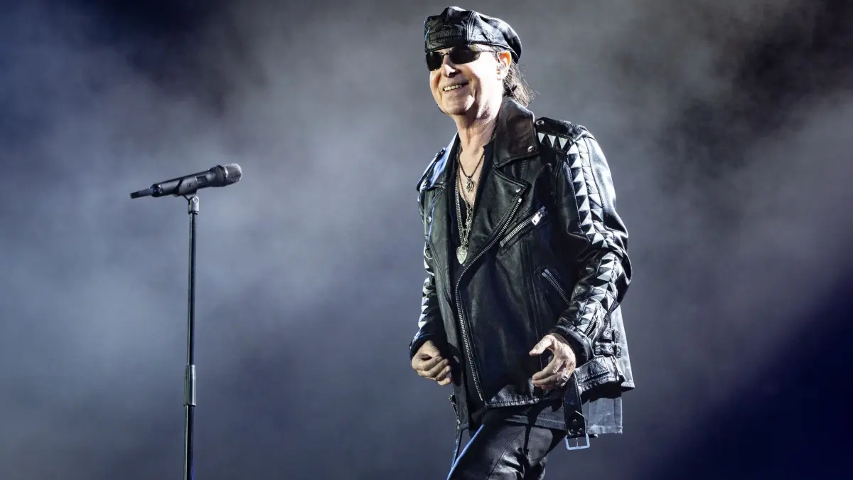 Wacken Open Air 2024: ARCHIV - 01.08.2024, Schleswig-Holstein, Wacken: Klaus Meine, Sänger der Scorpions, steht beim Wacken Open Air auf der Bühne. Die Scorpions sind Headliner beim Wacken Open Air. (zu dpa: «Klaus Meine kurbelt Verkauf der Straßenzeitung «Asphalt» an») Foto: Axel Heimken/dpa +++ dpa-Bildfunk +++