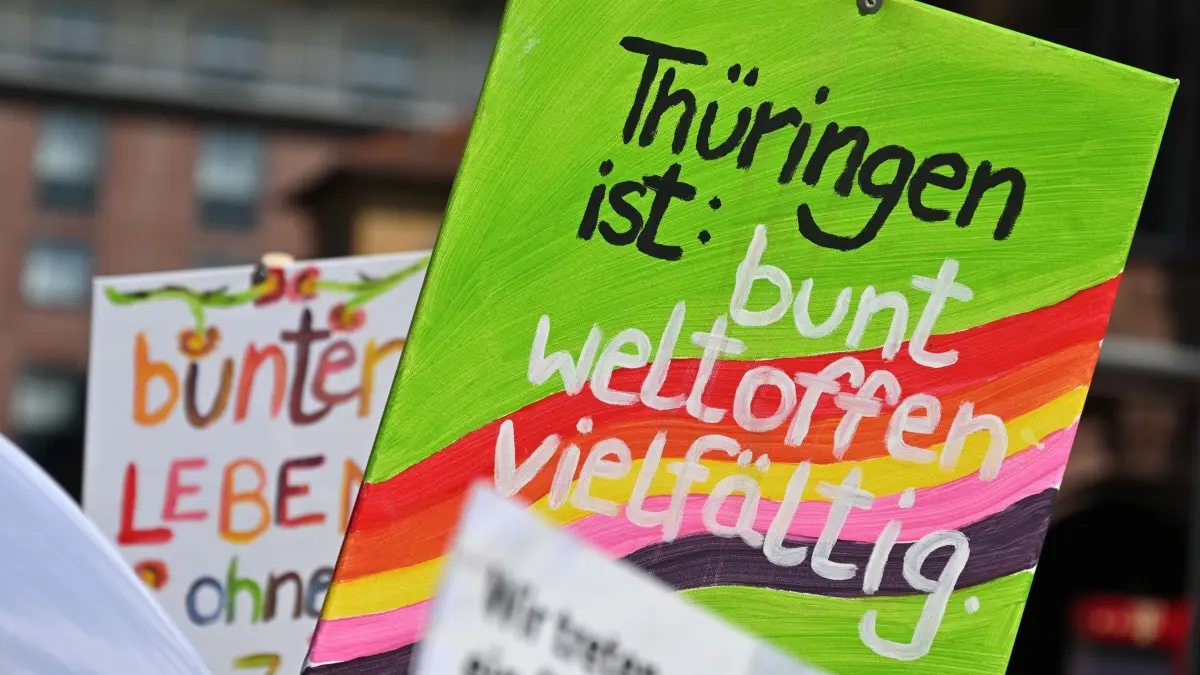 Vor der Landtagswahl in Thüringen: 31.08.2024, Thüringen, Erfurt: Ein Teilnehmer einer Demonstration unter dem Motto „Thüringen bleibt bunt. Faschisten raus aus den Parlamenten“ des Auf die Plätze Bündnisses in der Erfurter Innenstadt hält ein Plakat "Thüringen ist: bunt - weltoffen vielfältig.". Am 1. September wird in Thüringen ein neuer Landtag gewählt. Foto: Martin Schutt/dpa +++ dpa-Bildfunk +++