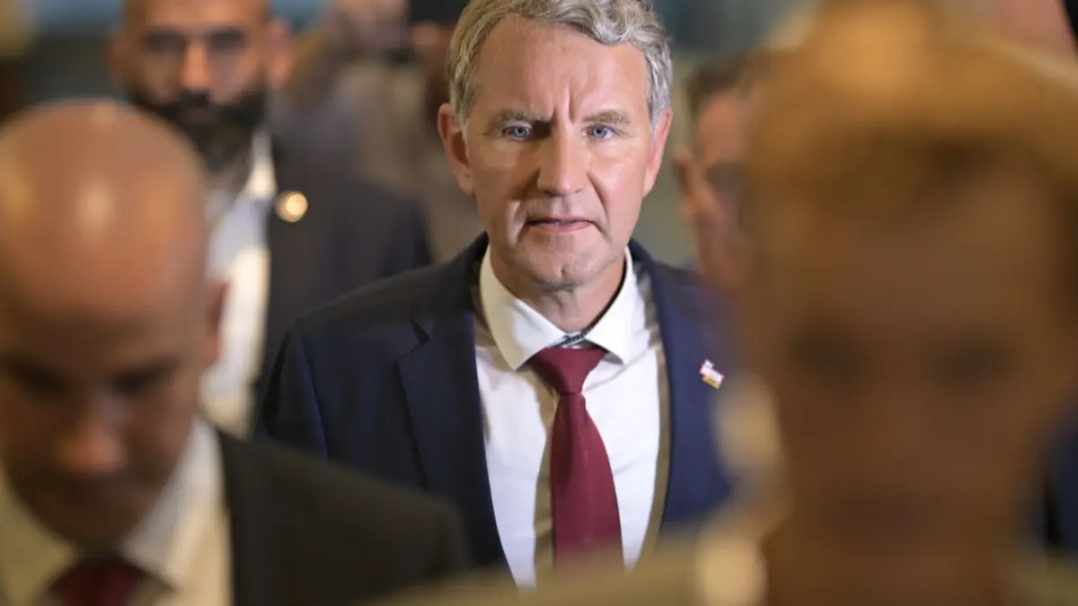 Landtagswahl in Thüringen: 01.09.2024, Thüringen, Erfurt: Björn Höcke (M, AfD), Partei- und Fraktionsvorsitzender der AfD in Thüringen und Spitzenkandidat, geht nach der Prognose um 18 Uhr durch den Landtag. In Thüringen fand am Sonntag die Landtagswahl statt. Foto: Jacob Schröter/dpa +++ dpa-Bildfunk +++