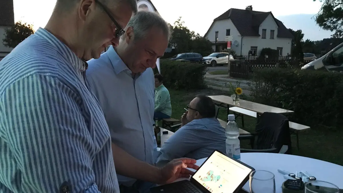 Landtagswahl in Sachsen: Tilmann Havenstein, Direktkandidat der CDU im Wahlkreis 57, schaut sich gemeinsam mit Christoph Biele die Ergebnismeldungen an.