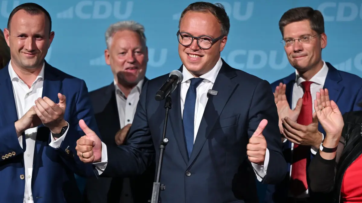 Landtagswahl Thüringen - Wahlparty CDU: 01.09.2024, Thüringen, Erfurt: Mario Voigt (M, CDU), Vorsitzender der CDU in Thüringen und Spitzenkandidat, spricht nach der Veröffentlichung der ersten Prognose zur Landtagswahl in Thüringen bei der Wahlparty der CDU. In Thüringen fand am Sonntag die Landtagswahl statt. Foto: Martin Schutt/dpa +++ dpa-Bildfunk +++