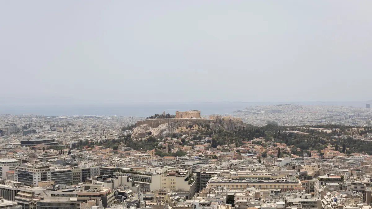 Blick auf Athen: ARCHIV - 12.06.2024, Griechenland, Athen: Blick auf die leere Akropolis vom Lycabettus-Hügel in Athen. Die griechische Regierung ermöglicht künftig längere Arbeitszeiten, um dem Fachkräftemangel zu begegnen. (zu dpa: «Athen erhöht die Kosten für Golden Visa drastisch») Foto: Socrates Baltagiannis/dpa +++ dpa-Bildfunk +++