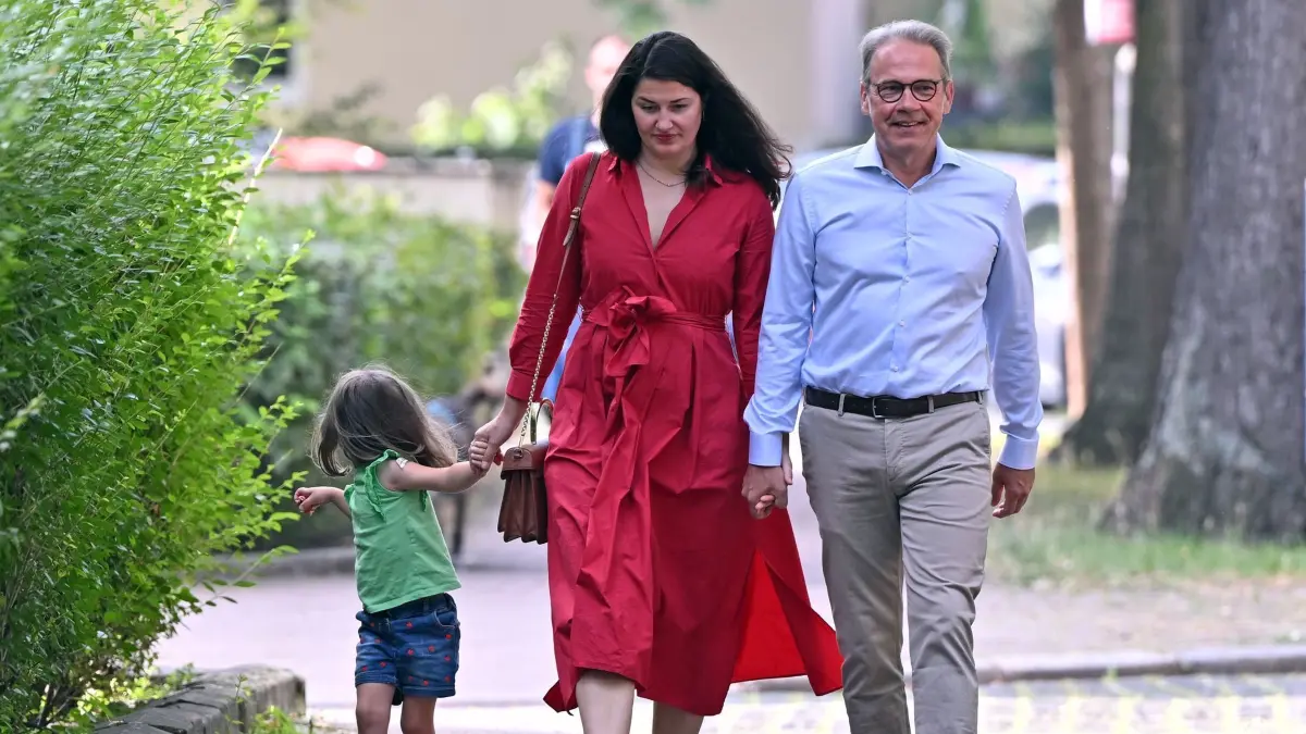 Landtagswahl Thüringen - Georg Maier: 01.09.2024, Thüringen, Erfurt: Georg Maier (SPD), Vorsitzender der SPD in Thüringen und Spitzenkandidat, mit seiner Ehefrau Antonia Sturm und der dreijährigen Martha auf dem Weg ins Wahllokal. In Thüringen findet am Sonntag die Landtagswahl statt. Foto: Martin Schutt/dpa +++ dpa-Bildfunk +++