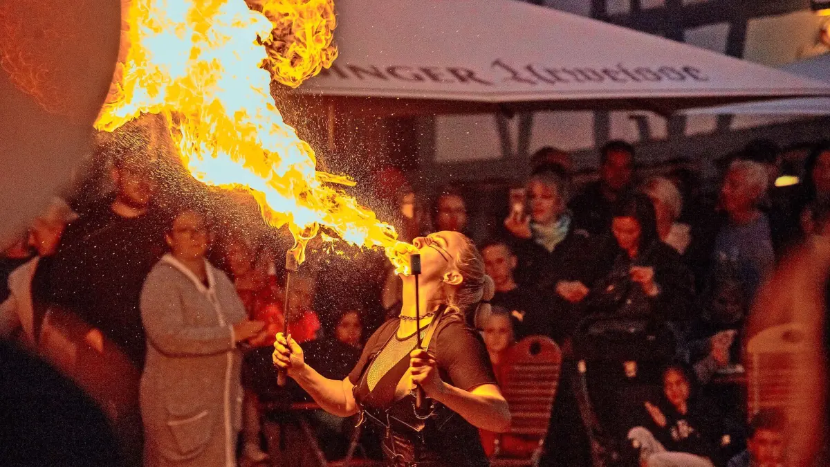 BBKZ: BÖBLINGEN PLUS L: Sindelfingen feiert in Innenstadt und Altstadt den diesjährigen Feuerabend, zum ersten Mal gibt es auch einen Mittelaltermarkt. Außerdem findet das Weindörfle statt. Feuerwerk des Stern Centers um 22 Uhr. Eindrücke von den Veranstaltungen inklusive des Feuerwerks. Fazit von City-Manager Jan Gaiser am Sonntag dann durch mcb eingeholt, 09.09.2022, Foto: DROFITSCH/EIBNER