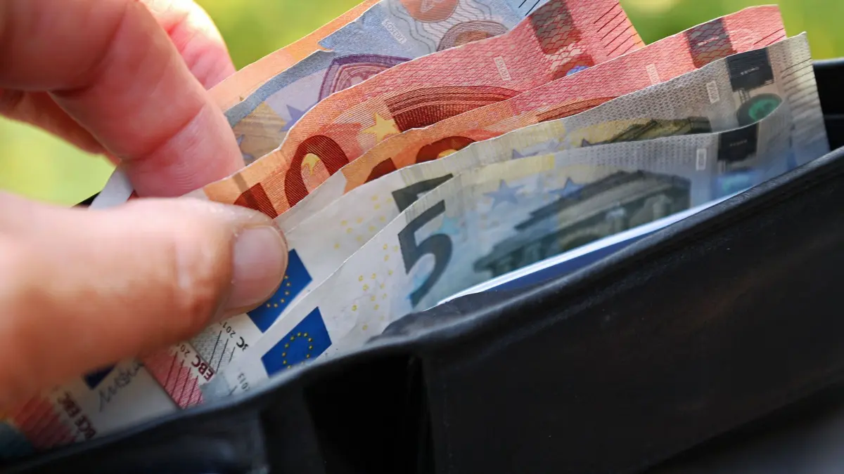 Feature Symbolbild Geld,Haushaltsgeld,Geld ausgeben,Altersarmut,sparen,Sparzwang,Geldnot, Euro Scheine ,Portemonnaie,Geldbeutel,Geldboerse, Hartz IV, Sozialhilfe,Budget,Geld zaehlen, Lebenshaltungskosten,Kosten,Inflation. *** Feature symbol picture money,household money,spending money,poverty in old age,saving,saving pressure,money shortage,euro bills,wallet,purse,Hartz IV,social welfare,budget,counting money,cost of living,cost,inflation