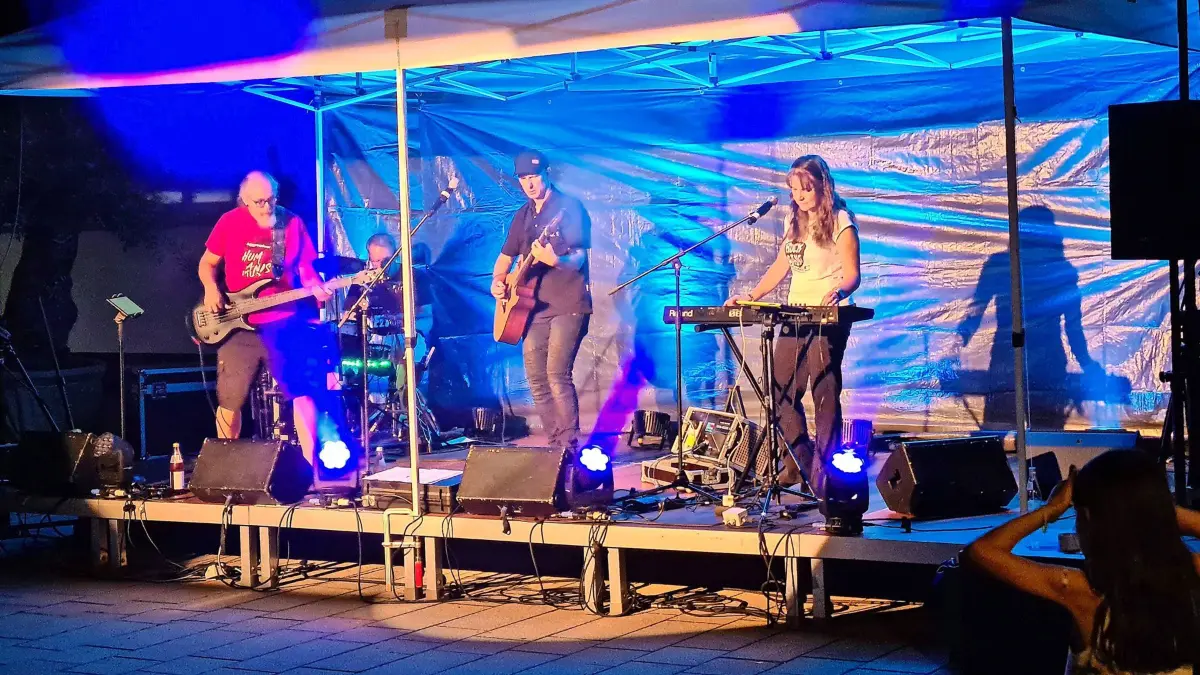 Die Ian Key Band mit dem künstlerischen Leiter des Festivals, Joachim Kieferle, trat zum Finale auf.