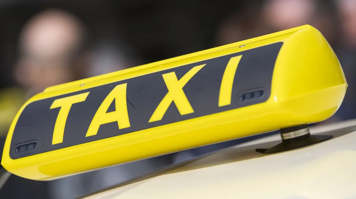 ARCHIV - 28.04.2022, Berlin: Bei der Jahres-Pressekonferenz der Innung des Berliner Taxigewerbes steht ein Taxi. (zu dpa: «Nach über 100 Kilometer Fahrt: Angriff auf Taxifahrer») Foto: Christophe Gateau/dpa +++ dpa-Bildfunk +++