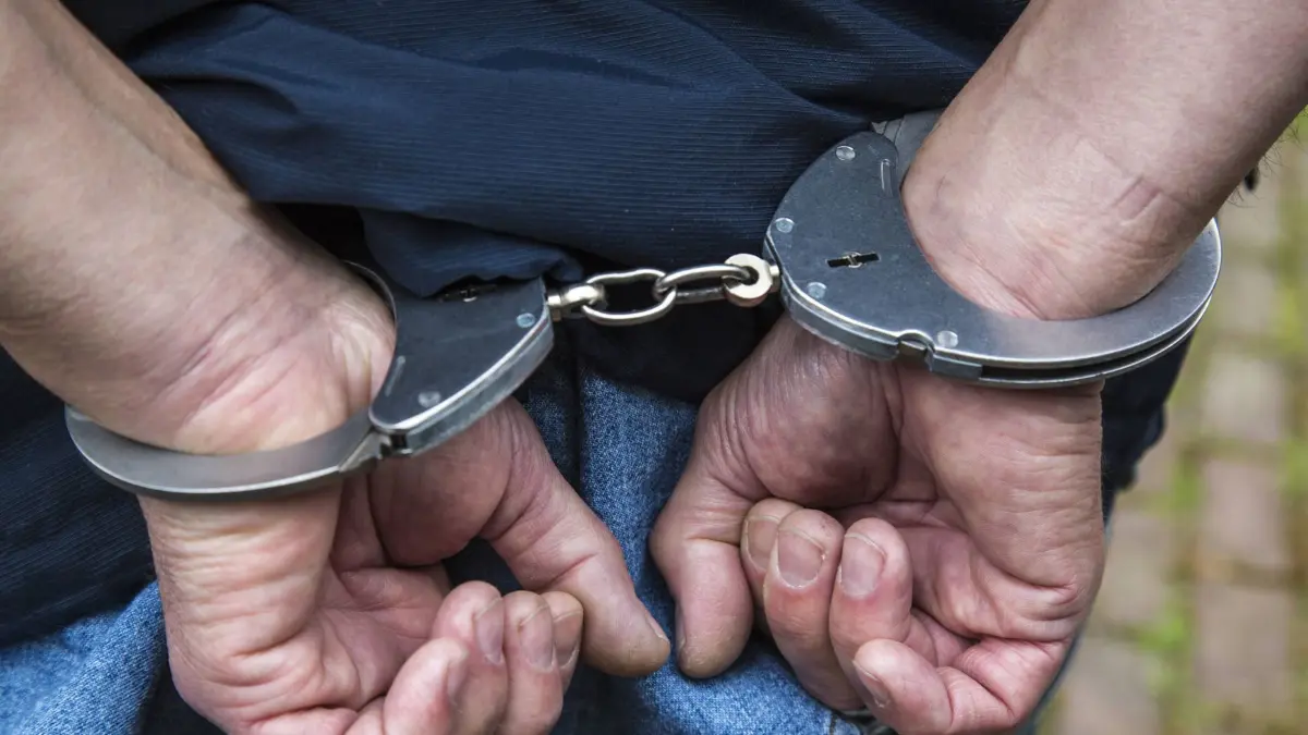 Bildnummer: 60546354 Datum: 25.06.2013 Copyright: imago/Jochen Tack
Polizei, Mann, wird in Handschellen abgefuehrt. Symbolbild. Polizei Gesellschaft Polizei NRW Nordrhein Westfalen Polizeiübung Fotostory xdp x0x 2013 quer Polizei Polizist Polizisten Polizeibeamter Sicherheit Sicherheitskraefte Polizeikraefte Innere Sicherheit blau Kriminalitaet Kriminelle Kriminalitaeteststatistik Verbrechen Handschellen Handfesseln Fesseln verhaften Verhaftung festnehmen Festnahme Arrest arestieren vorflaeufige Festnahme Gewahrsam Polizeigewahrsam abfuehren Verdaechtiger Taeter Tatort gefesselt Acht Uniform Polizeiuniform anlegen
60546354 Date 25 06 2013 Copyright Imago Jochen Tack Police Man will in Handcuffs dissipated Symbol image Police Society Police NRW North Rhine Westphalia Police exercise Photo Story XDP x0x 2013 horizontal Police Policeman Policemen Police officials Security Sicherheitskraefte Police forces internal Security Blue Crime Criminals Crime Handcuffs Hand shackles Fetters arrest Arrest Hard Copy Arrest Arrest Arrest Detention Police custody suspicious Taeter Crime scene tied eight Uniform Police uniform Create