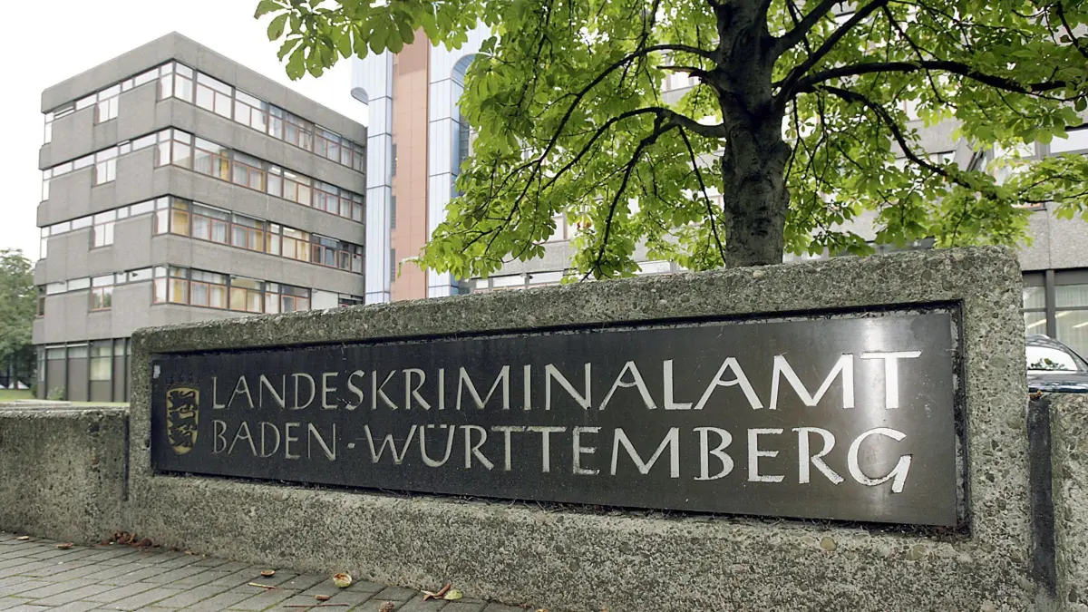ARCHIV / SYMBOLBILD Das baden-württembergische Landeskriminalamt (LKA), aufgenommen am Donnerstag (06.09.2007) in Stuttgart. Zum Beispiel beim Landeskriminalamt in Baden-Württemberg arbeiten Fallanalytiker. Die sind spezialisiert auf besonders schwere Verbrechen. Foto: Marijan Murat ACHTUNG: Honorarfrei nur für Bezieher des dpa-Dienstes Nachrichten für Kinder +++(c) dpa - Nachrichten für Kinder+++