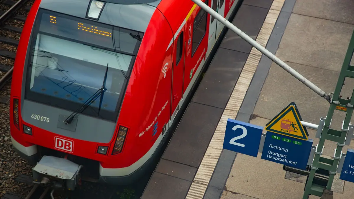 S-Bahn Halt Stuttgart
sterfeld mit dem Park und Ride Parkhaus beim STEP Center.