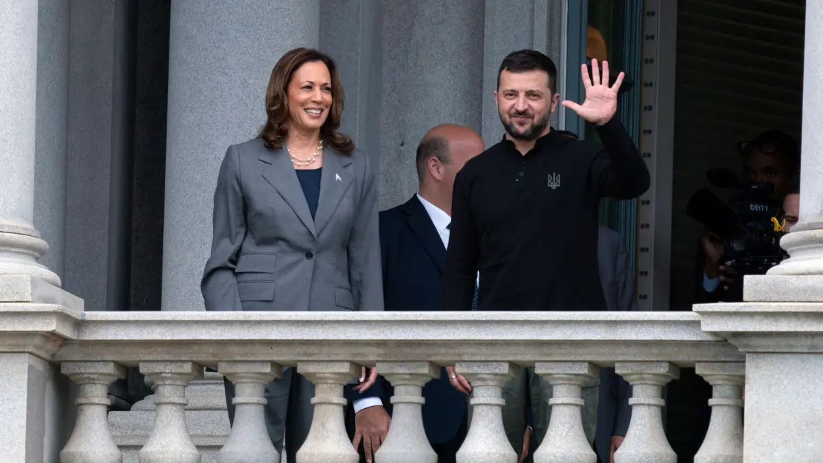 Vizepräsidentin Harris trifft Selenskyj: 26.09.2024, USA, Washington: US-Vizepräsidentin Kamala Harris und der ukrainische Präsidenten Wolodymyr Selenskyj winken vom Balkon des Eisenhower Executive Office Building. Foto: Jacquelyn Martin/AP +++ dpa-Bildfunk +++
