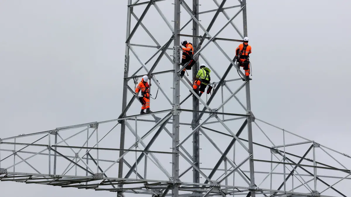 Industriekletterer arbeiten in, an einem neuen Strommast. Die Errichtung der neuen Strommasten, Stromtrasse bei Siegen-O: Industriekletterer arbeiten in, an einem neuen Strommast. Die Errichtung der neuen Strommasten, Stromtrasse bei Siegen-Oberschelden geht voran. Die neuen Strommasten werden errichtet und stehen teilweise auch schon. Symbolbild zum Thema Energiepolitik am 26.09.2024 in Siegen/Deutschland *** Industrial climbers work in, on a new electricity pylon The erection of the new electricity pylons, power line near Siegen Oberschelden is progressing The new electricity pylons are being erected and some are already standing Symbolic image on the topic of energy policy on 26 09 2024 in Siegen Germany