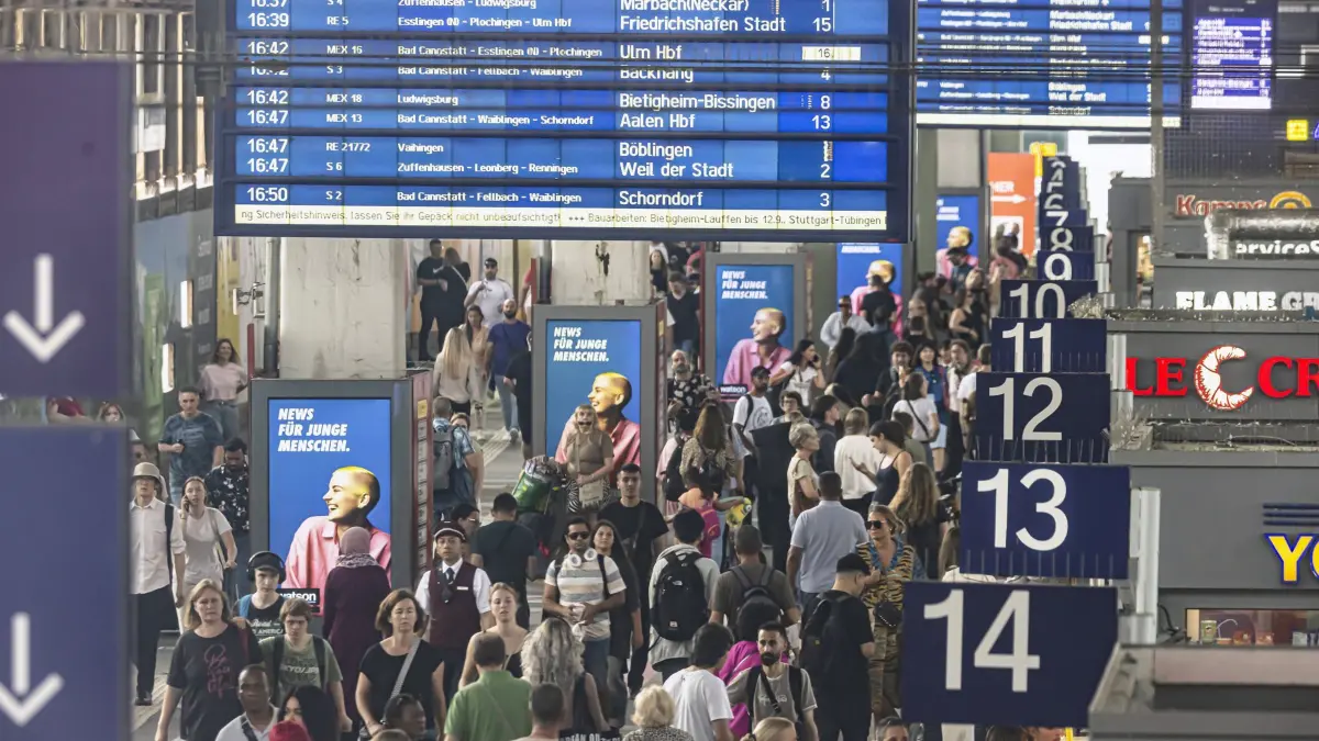 Hauptbahnhof Stuttgart, Reisende am Bahnsteig. // 03.08.2024: Stuttgart, Baden-Württemberg, Deutschland *** Stuttgart main station, travelers on platform 03 08 2024 Stuttgart, Baden Württemberg, Germany