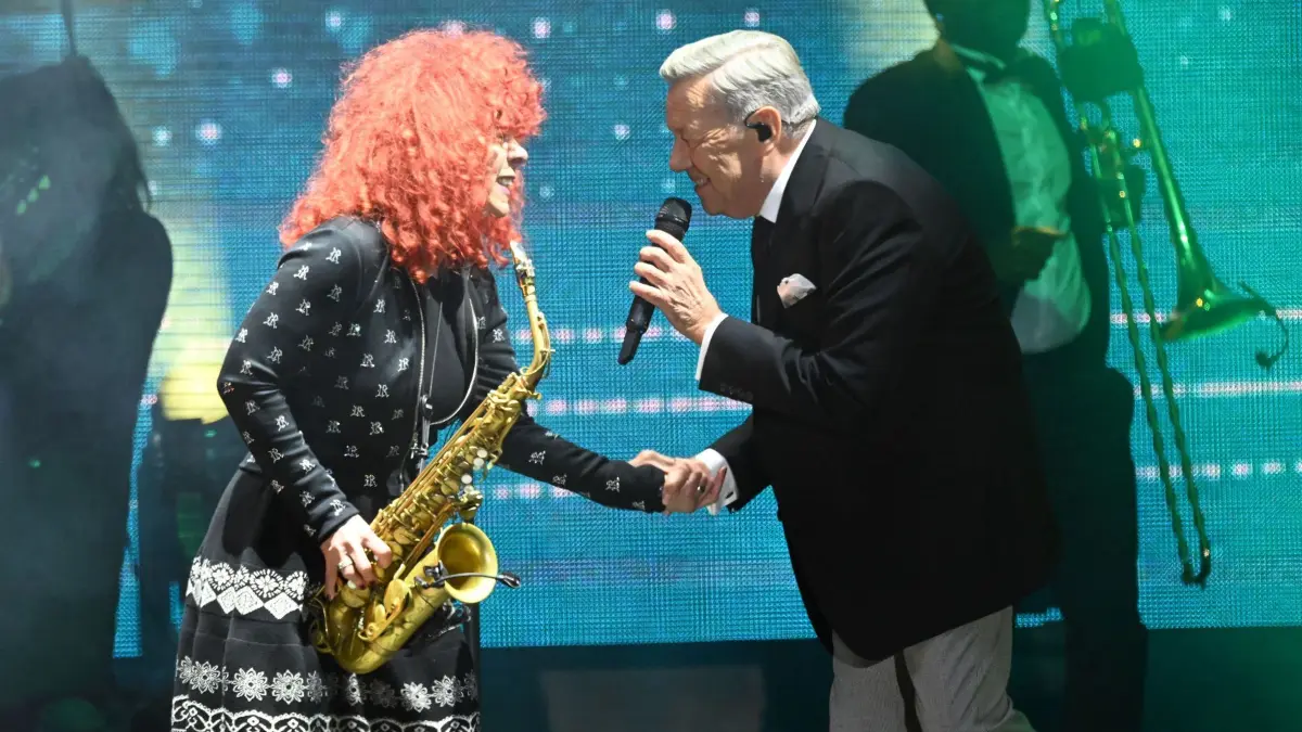 Zentrale Feier zum Tag der Deutschen Einheit - Roland Kaiser: 03.10.2024, Mecklenburg-Vorpommern, Schwerin: Roland Kaiser, deutscher Schlagersänger und Musiker, singt im Rahmen des Bürgerfestes zum Tag der Deutschen Einheit auf einer Bühne auf dem Alten Garten vor dem Schweriner Schloss. Foto: Stefan Sauer/dpa +++ dpa-Bildfunk +++