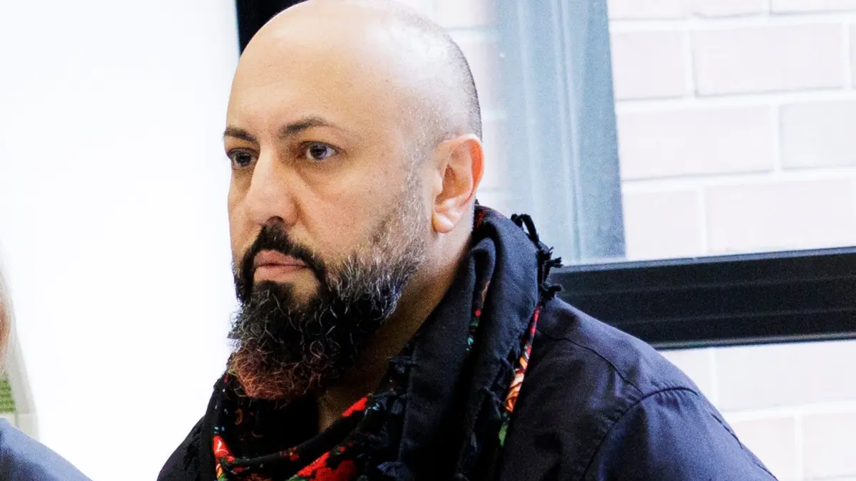 Linke-Politiker Ferat Kocak: ARCHIV - 12.09.2024, Berlin: Nebenkläger Ferat Kocak beim Prozessauftakt im Berufungsprozess nach einer Serie rechtsextremer Straftaten. Der Linke-Politiker wurde nun Zeuge eines versuchten Brandanschlags. (zu dpa: «Möglicherweise Brandanschlag auf kurdische Gemeinde») Foto: Carsten Koall/dpa +++ dpa-Bildfunk +++