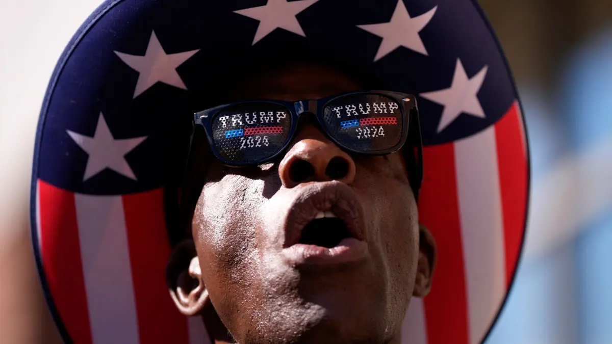 Wahlkampf in den USA - Trump: 09.10.2024, USA, Reading: Ein Anhänger schreit Reporter an, während er auf die Teilnahme an einer Wahlkampfveranstaltung mit dem republikanischen Präsidentschaftskandidaten und ehemaligen US-Präsidenten Trump in der Santander Arena wartet. Foto: Matt Slocum/AP +++ dpa-Bildfunk +++