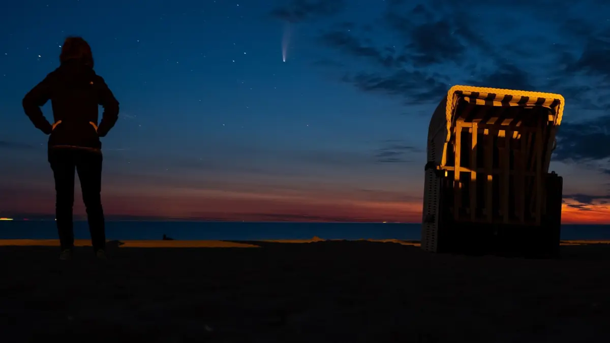 Komet über der Ostsee
