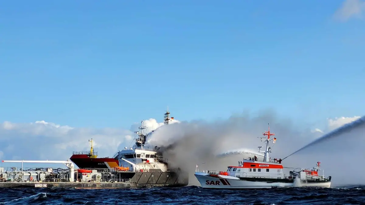 Der Seenotrettungskreuzer Arkona der DGzRS bekämpft den Brand des Küstentankschiff Annika in der Ostsee. Das 73 Meter lange Schiff befinde sich in der Mecklenburger Bucht zwischen Kühlungsborn und Warnemünde, teilte das Kommando mit.
