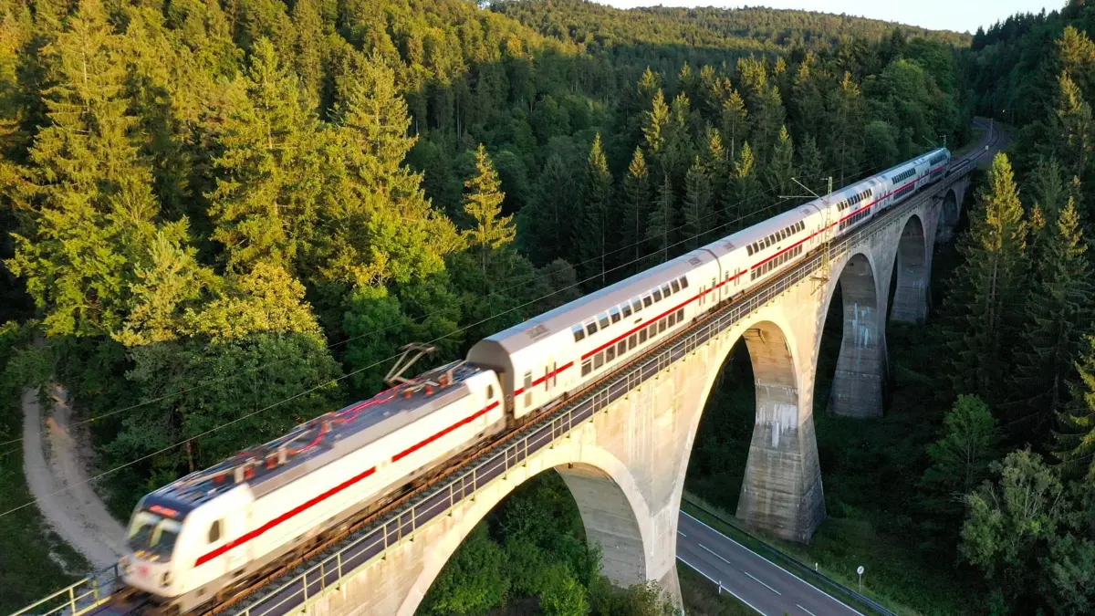 ARCHIV - 19.09.2019, Baden-Württemberg, Hattingen Bei Immendingen: Ein Zug fährt über die Einöd-Talbrücke bei Hattingen. (Aufnahme mit Drohne) (zu dpa: «Was bedeuten die Bauarbeiten auf der Gäubahn für Pendler?») Foto: Felix Kästle/dpa +++ dpa-Bildfunk +++
