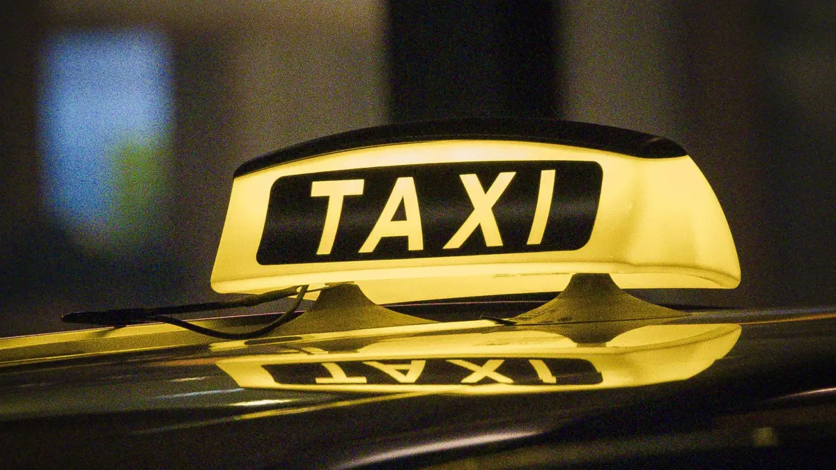 25.02.2024, Salzburg, AUT, Unterwegs in Salzburg, Themenbild, Symbolbild, Verschiedene Themenbilder, TAXI, im Bild Feature, Taxi, Taxischild, Beleuchtetes Schild, Logo, Schriftzug, Taxi Schild bei Nacht, *** 25 02 2024, Salzburg, AUT, On the road in Salzburg, Theme picture, Symbol picture, Various theme pictures, TAXI, in picture feature, Taxi, Taxi sign, Illuminated sign, Logo, Lettering, Taxi sign at night,