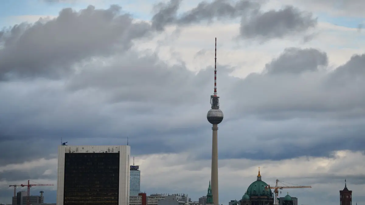 Sonne und Wolken in Berlin und Brandenburg: ARCHIV - 03.10.2019, NA, Berlin: Wolken ziehen am Fernsehturm vorbei. (Archivbild) (zu dpa: «Regenfreie Tage in Berlin und Brandenburg») Foto: Annette Riedl/dpa +++ dpa-Bildfunk +++