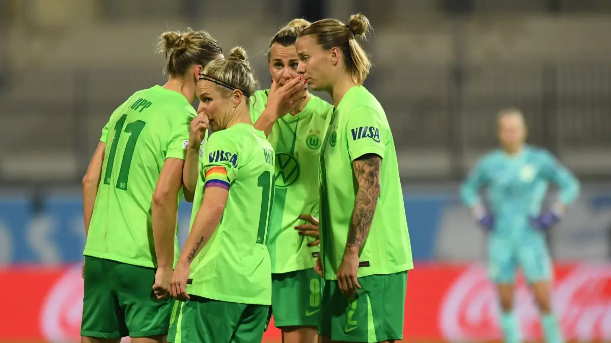 VfL Wolfsburg - Olympique Lyon: 17.10.2024, Niedersachsen, Wolfsburg: Fußball, Frauen: Champions League, VfL Wolfsburg - Olympique Lyon, Gruppenphase, Gruppe A, 2. Spieltag, AOK Stadion. Wolfsburgs Alexandra Popp (l-r), Wolfsburgs Svenja Huth, Wolfsburgs Lena Lattwein und Wolfsburgs Lynn Wilms stehen auf dem Spielfeld. Foto: Swen Pförtner/dpa +++ dpa-Bildfunk +++