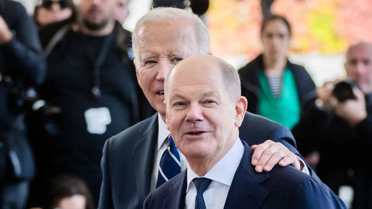 US-Präsident Biden in Berlin: 18.10.2024, Berlin: US-Präsident Joe Biden und Bundeskanzler Olaf Scholz (SPD,r) begrüßen sich vor dem Kanzleramt. Es ist der erste bilaterale Besuch Bidens in Deutschland in seiner knapp vierjährigen Amtszeit. Foto: Christoph Soeder/dpa +++ dpa-Bildfunk +++