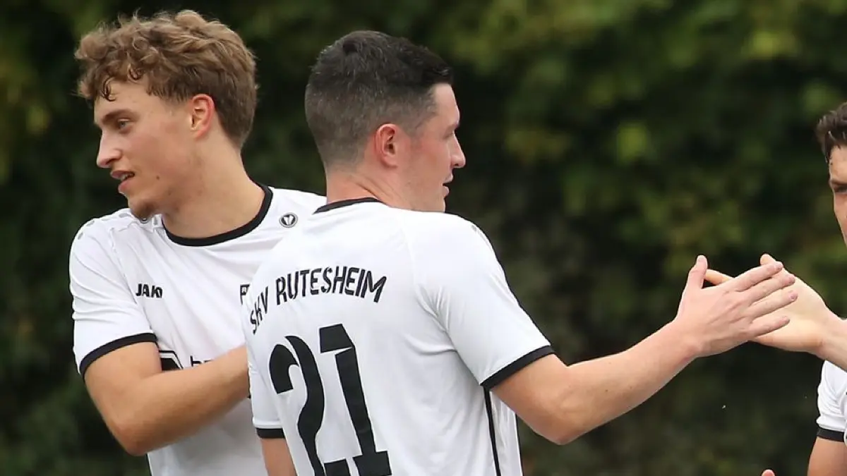 BAU// 20.10.2024 Pflugfelden Fußball TV Pflugfelden vs. SKV Rutesheim, Jubel über das Tor zum 0:1, v.l. Lars Ludwig, Tim Rudloff, Maxim-Maurice Russ, Torschütze Markus Wellert, Tobias Gebbert , Marcel Held (Rutesheim)