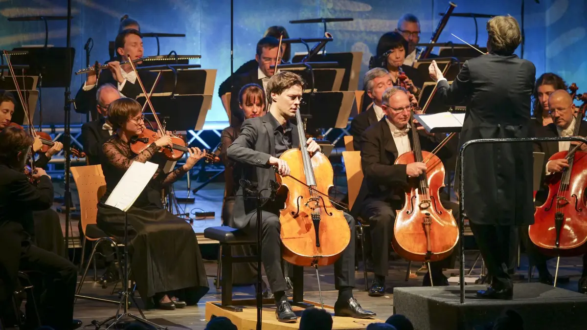 Rutesheim - Cello Akademie: Symphonische Meisterklänge. Violoncello spielen die Dozenten und Dozentinnen der Meisterkurse, begleitet werden sie vom Orchester der Württembergische. Philharmonie Reutlingen. Im Bild: Sebastian Klinger