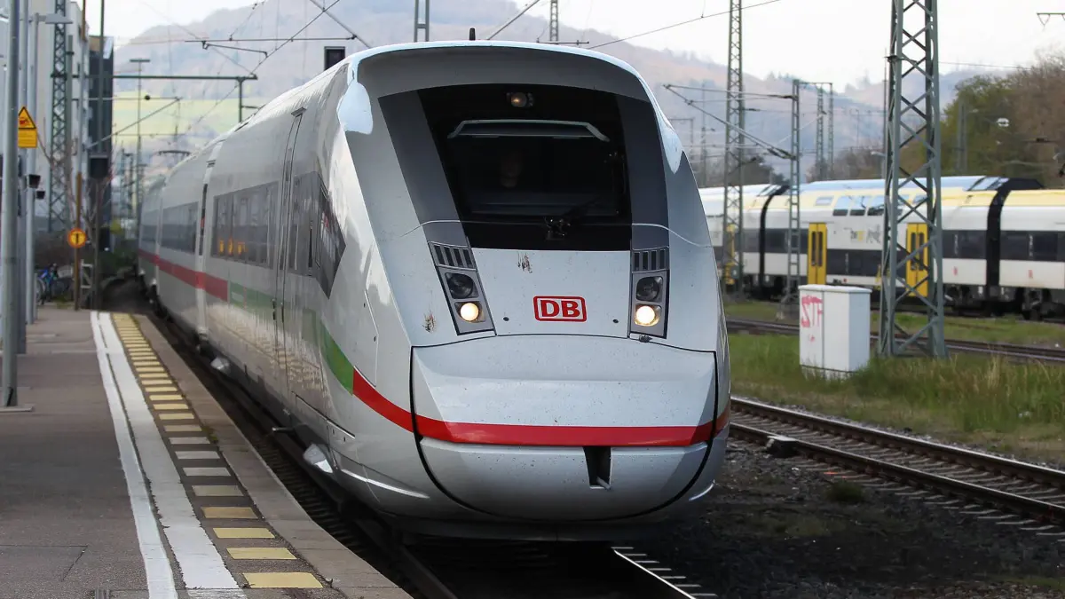 Freiburg Themenbild - Deutsche Bahn, DB, Zugverkehr am Hauptbahnhof Freiburg im Breisgau Themenbild - Deutsche Bahn, DB, Zugverkehr am Hauptbahnhof Freiburg im Breisgau einfahrender, ankommender Zug, IC, ICE, Intercity, Intercity Express, RE, Regional Express auf dem Bahnsteig, Bahnhofsgelände, Hauptbahnhof in Freiburg im Breisgau Featurebild, Symbolbild, Themenbild *** Freiburg theme picture Deutsche Bahn, DB, train traffic at the main station Freiburg im Breisgau theme picture Deutsche Bahn, DB, train traffic at the main station Freiburg im Breisgau arriving, arriving train, IC, ICE, Intercity, Intercity Express, RE, Regional Express on the platform, station area, main station in Freiburg im Breisgau feature picture, symbol picture, t Copyright: xFleigx/xEibner-Pressefotox EP_dfg
