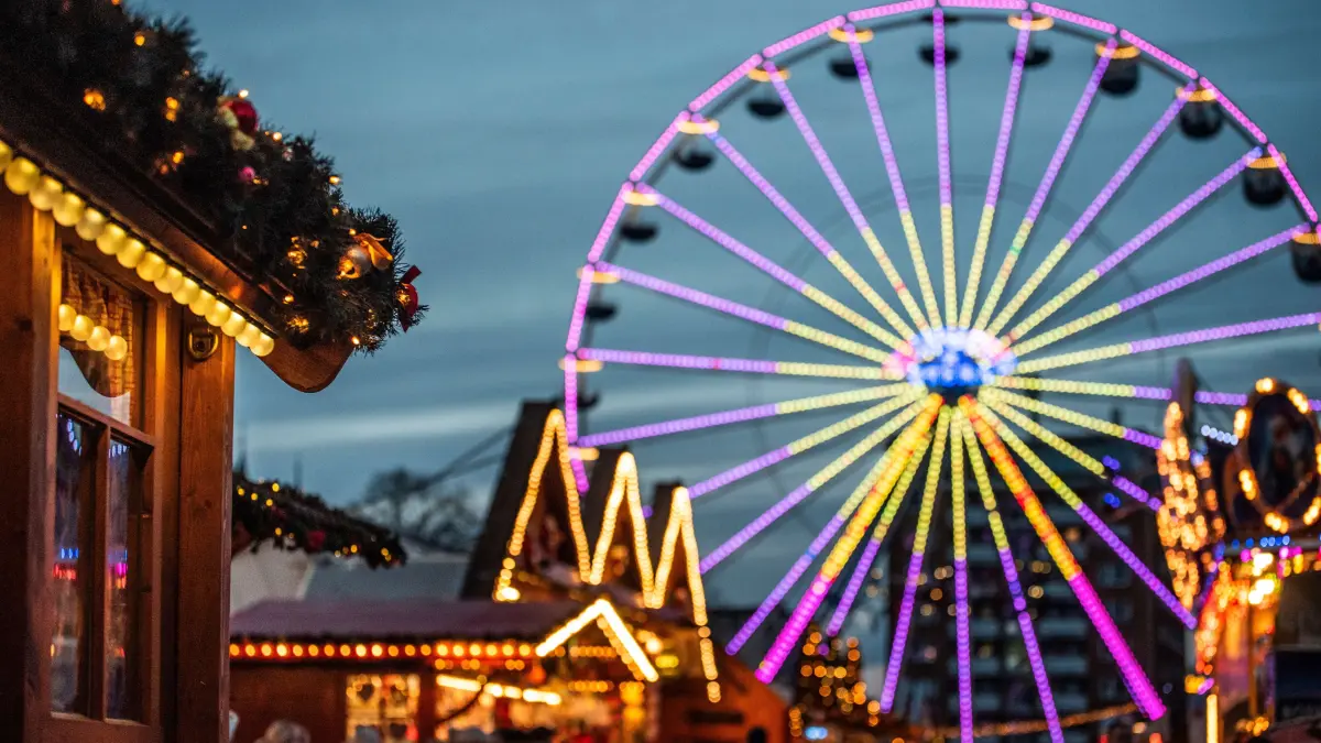 Der Rostocker Weihnachtsmarkt ist eröffnet. Heute ist offizieller Start der meisten Weihnachtsmärkte in Mecklenburg-Vorpommern. +++ dpa-Bildfunk +++