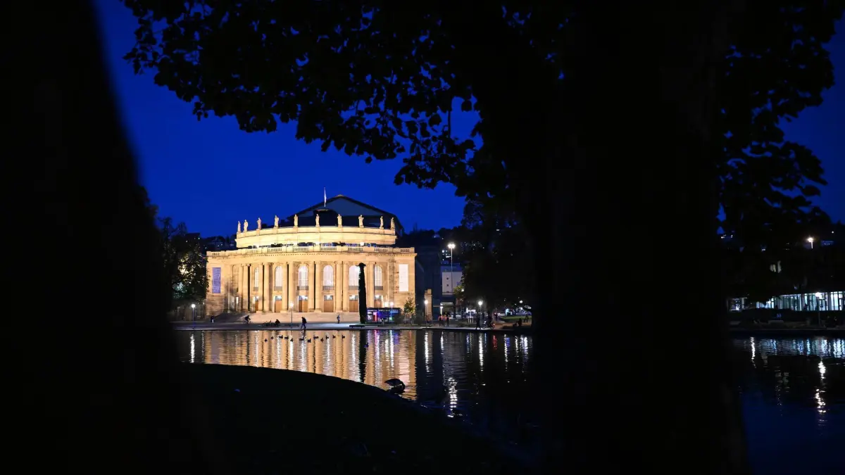 Abendstimmung am Opernhaus: 05.11.2024, Baden-Württemberg, Stuttgart: Hell leuchtet das Opernhaus am Eckensee in der blauen Stunde. Foto: Bernd Weißbrod/dpa +++ dpa-Bildfunk +++