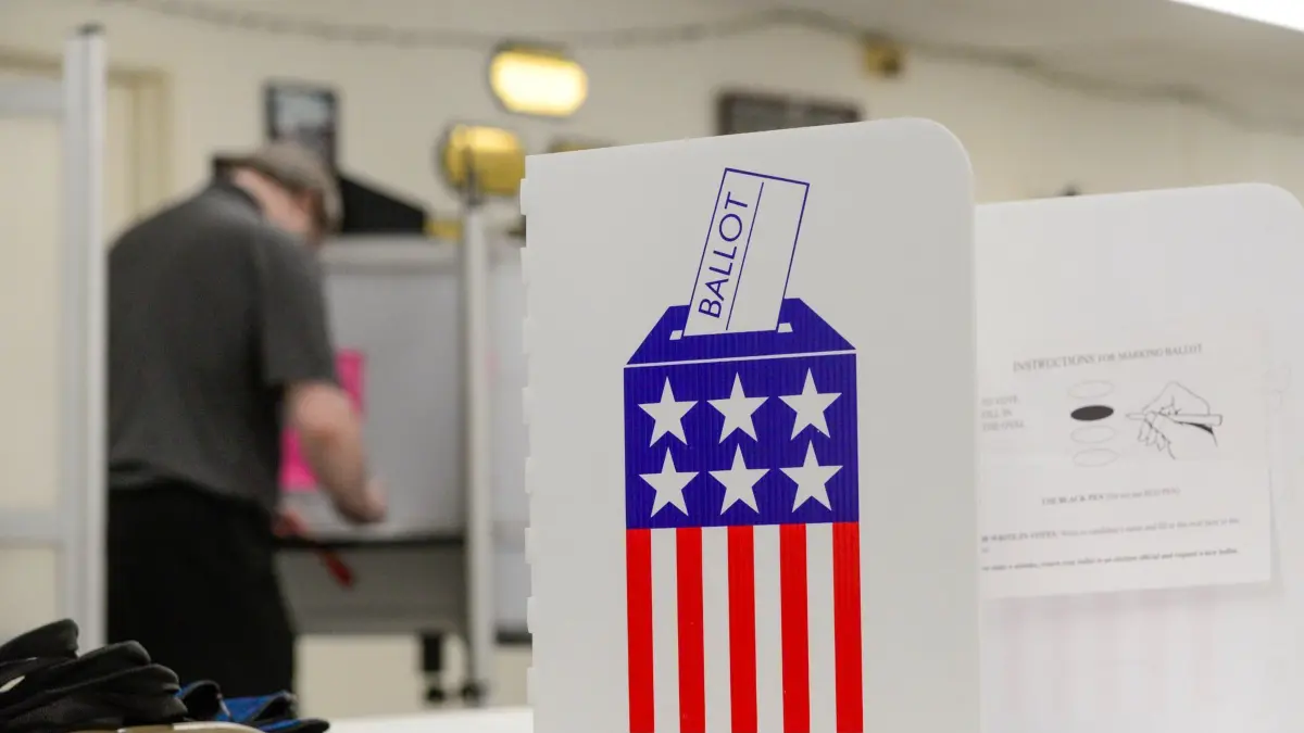 US-Wahlen 2024 - Vermont: 05.11.2024, USA, Newfane: Menschen füllen ihre Stimmzettel im Wahllokal in Newfane, Vt. aus, das sich am Wahltag im Feuerwehrhaus befindet. Foto: Kristopher Radder/The Brattleboro Reformer via AP/dpa +++ dpa-Bildfunk +++
