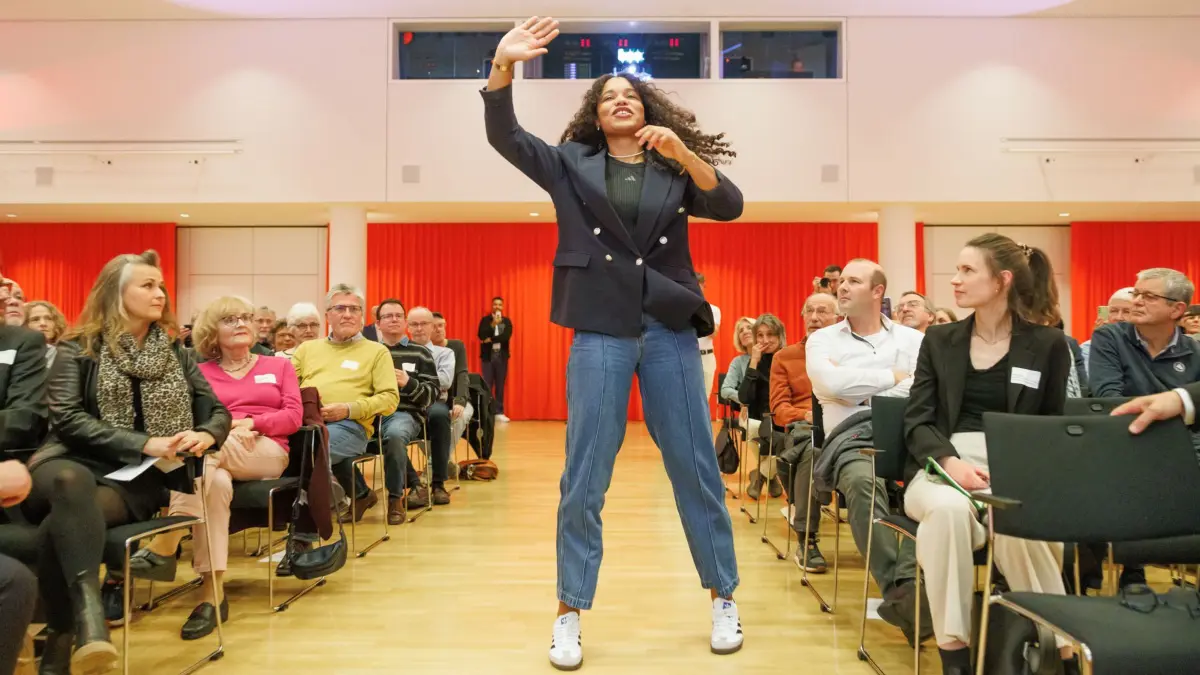 Verleihung *Der Grüne Zweig* Nachhaltigkeitspreis von AOK und Kreiszeitungen Böblingen und Leonberg (inkl. Keynote von Olympiasiegerin Yemisi Ogunleye, Pod-Dis mit Umwelt-Ministerin Walker)