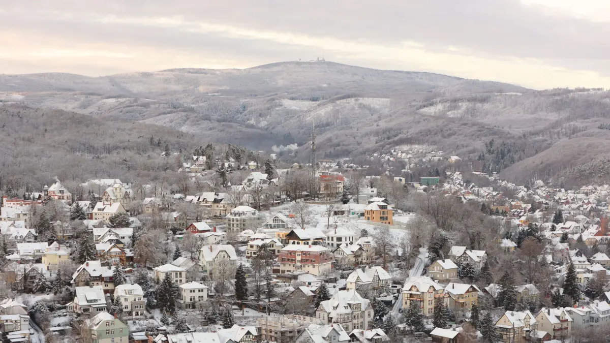 Schneebedeckt sind die Dächer und die Landschaft der Stadt Wernigerode. Der Winter ist zur Weihnachtszeit im Harz mit Schnee zurück gekehrt. +++ dpa-Bildfunk +++