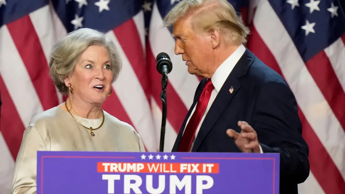 Nach den US-Wahlen - Susie Wiles: 06.11.2024, USA, West Palm Beach: Der republikanische Präsidentschaftskandidat und ehemalige US-Präsident Donald Trump bringt Susie Wiles bei einer Wahlparty zum Podium. Foto: Alex Brandon/AP/dpa +++ dpa-Bildfunk +++