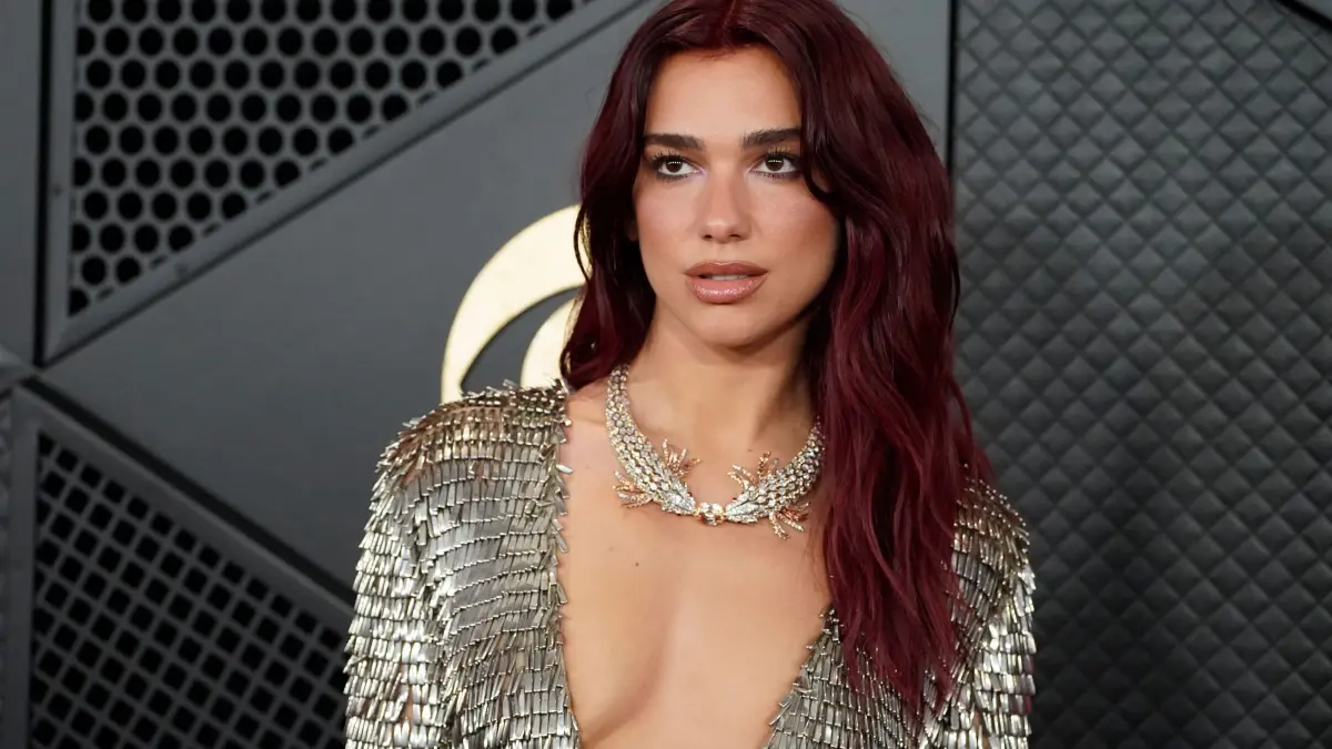 Die Sängerin Dua Lipa: ARCHIV - 04.02.2024, USA, Los Angeles: Dua Lipa bei den Grammy Awards. (zu dpa: «Dua Lipa sagt Konzert in Jakarta wegen unsicherer Bühne ab») Foto: Jordan Strauss/Invision via AP/dpa +++ dpa-Bildfunk +++