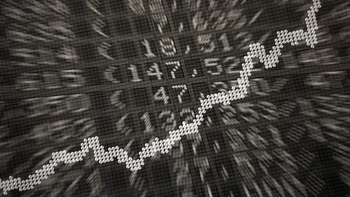 ARCHIV - ILLUSTRATION - Die große Anzeige in der Börse in Frankfurt am Main (Hessen) zeigt am 15.01.2014 die Dax-Kurve und verschiedene Börsenkurse (Aufnahme mit Doppelbelichtung). Die an der Frankfurter Börse notierten Unternehmen kommen mit der paritätischen Besetzung ihrer Vorstände kaum voran. (zu dpa "Nur sieben Prozent der Vorstände von Börsen-Unternehmen sind Frauen" vom 01.04.2017) Foto: Daniel Reinhardt/dpa +++(c) dpa - Bildfunk+++
