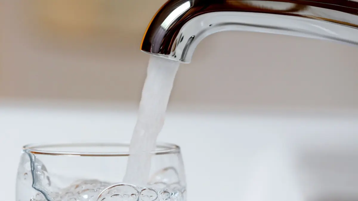 ARCHIV - Mit Trinkwasser aus der heimischen Wasserleitung wird am 28.07.2016 in Mülheim (Nordrhein-Westfalen) ein Wasserglas gefüllt. (zu dpa «Verband kommunaler Unternehmen und Hessenwasser zu Arzneimitteln, Keime und anderen Mikroverunreinigungen im Trinkwasser» vom 19.03.2017) Foto: Roland Weihrauch/dpa +++ dpa-Bildfunk +++