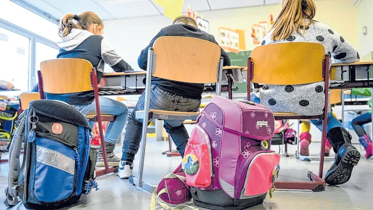 Grundschule: ARCHIV - 10.12.2019, Baden-Württemberg, Stuttgart: Schulranzen stehen in einer Grundschule. (zu dpa: «Landtag berät über grün-schwarze Bildungspolitik») Foto: Sebastian Gollnow/dpa +++ dpa-Bildfunk +++ | Verwendung weltweit
Download am 18.06.2020 für SWUM