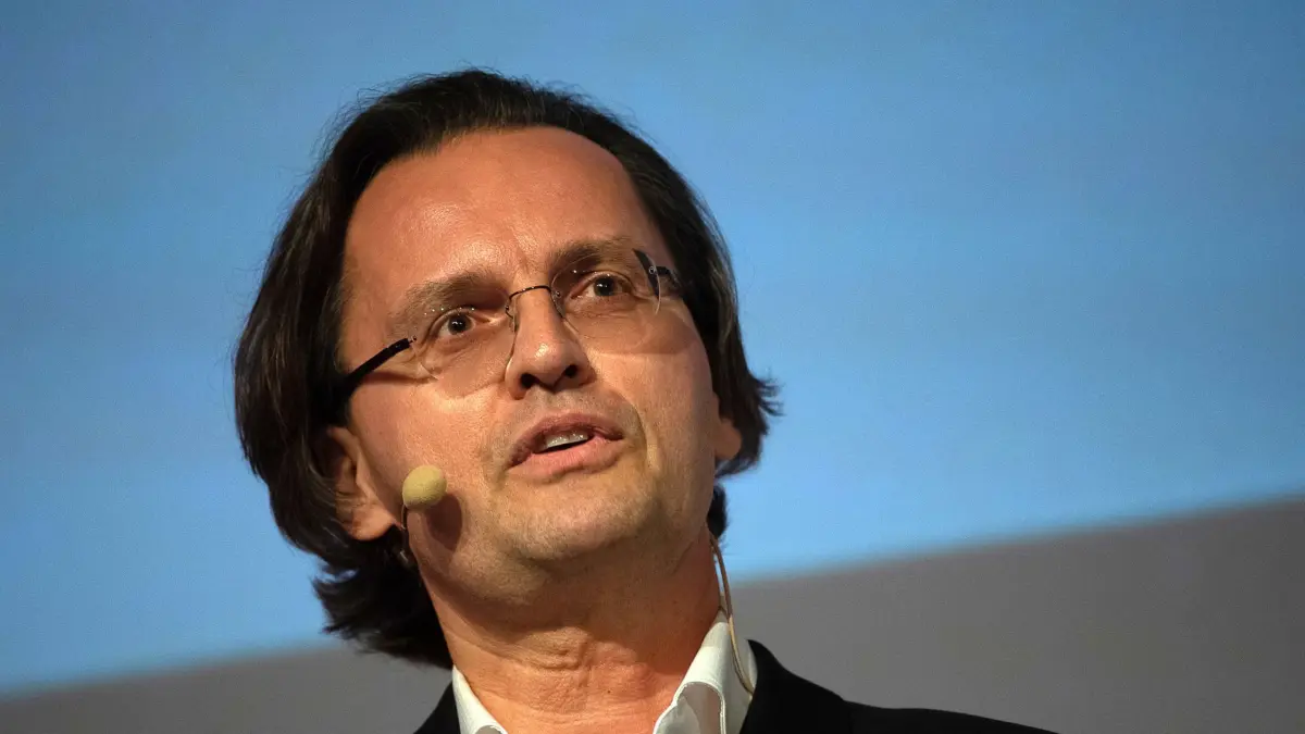 ARCHIV - 07.11.2019, Baden-Württemberg, Stuttgart: Bernhard Pörksen, Professor für Medienwissenschaft an der Universität Tübingen, spricht während eines Kongresses. (zu dpa "Erich Fromm-Preis geht an Medienwissenschaftler Bernhard Pörksen") Foto: Sebastian Gollnow/dpa +++ dpa-Bildfunk +++