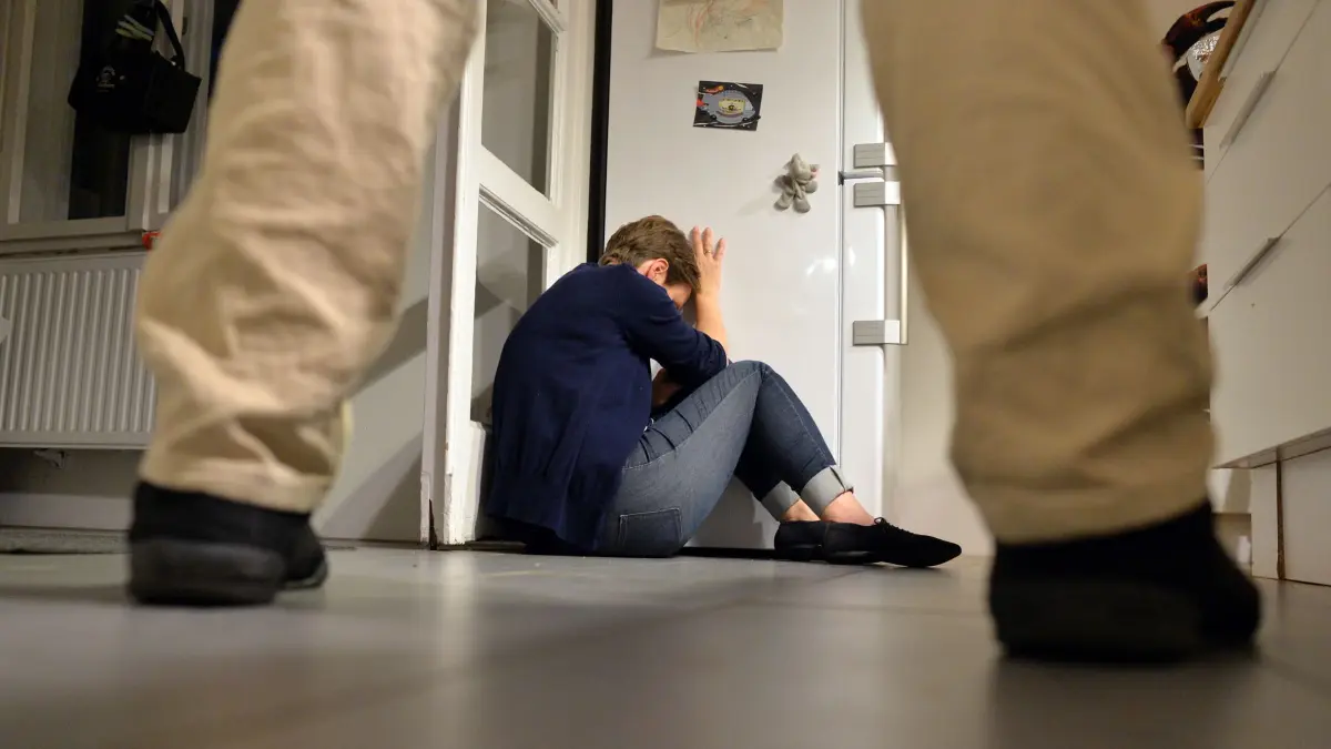 Gestelltes Bild zum Thema häusliche Gewalt. Familiengerichte und Jugendämter haben nach Einschätzung der Deutschen Kinderhilfe bei Sorgerechtsstreitigkeiten nach häuslicher Gewalt gegen Mütter zu selten das Wohlergehen der Kinder im Blick. (zu: dpa «Konferenz: Zu wenig Schutz für Kinder nach Gewalt gegen Mütter») +++ dpa-Bildfunk +++