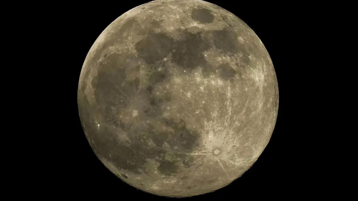 Supermond - Indien: 15.11.2024, Indien, Guwahati: Ein Supermond steht am Himmel. Foto: Anupam Nath/AP +++ dpa-Bildfunk +++
