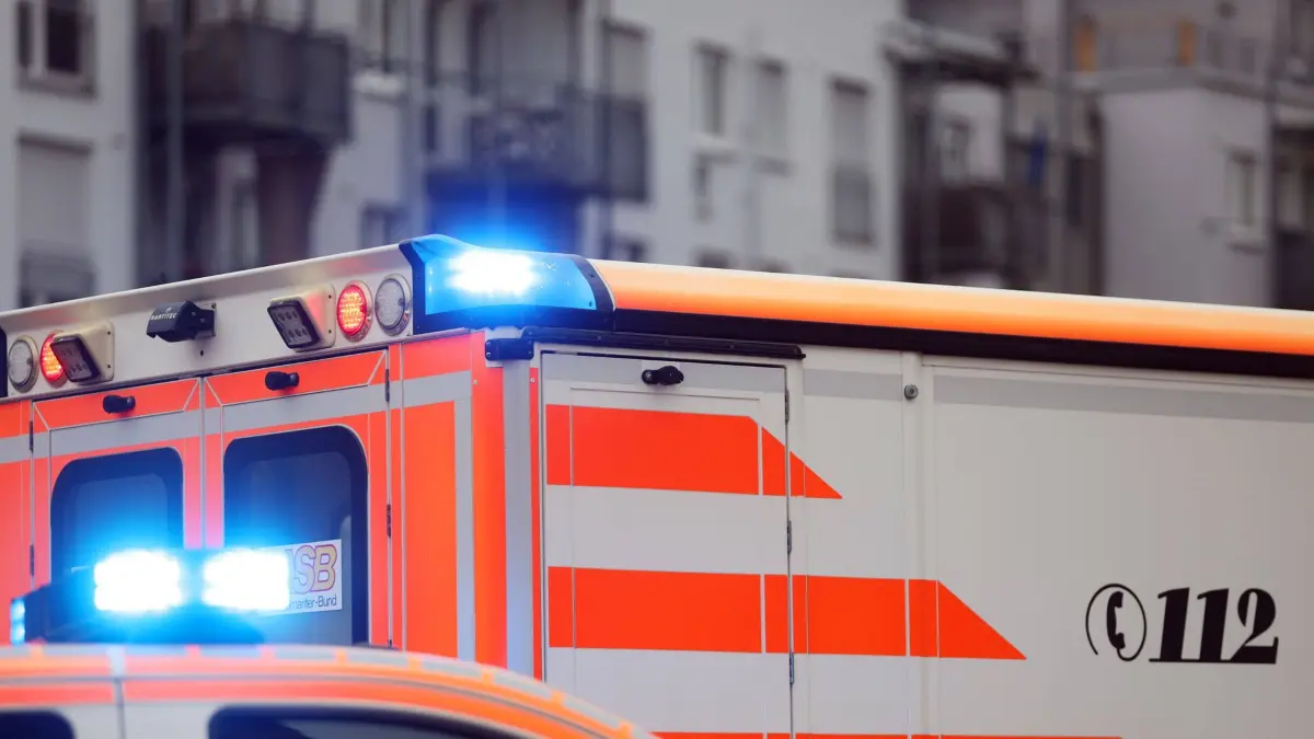 06.02.2024 / Sachsen Anhalt Sachsen-Anhalt Halle Saale Klausbrücke Mühlgraben Polizei Feuerwehr Rettungsdienst Bergung einer männlichen Person , die im Mühlgraben ertrunken ist Symbolfoto Blaulicht Rettungswagen Krankenwagen Polizei *** 06 02 2024 Saxony Anhalt Saxony Anhalt Halle Saale Klausbrücke Mühlgraben Police Fire Department Rescue service Rescue of a male person who drowned in the Mühlgraben Symbol photo Blue light Ambulance Ambulance Police