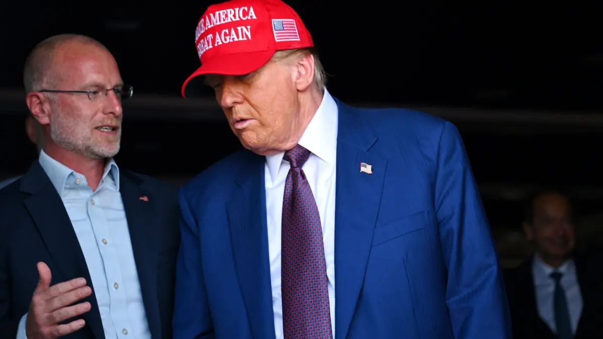 Vor dem sechsten geplanten „Starship“-Flug - Trump: 19.11.2024, USA, Brownsville: Der designierte US-Präsident Donald Trump (r) spricht mit Brendan Carr vor dem Start des sechsten Testflugs der SpaceX Starship-Rakete in Brownsville, Texas. Carr soll unter Trump im kommenden Jahr zum Vorsitzenden der Telekommunikations-Aufsicht FCC werden. Foto: Brandon Bell/Getty Images North America Pool via AP/dpa +++ dpa-Bildfunk +++