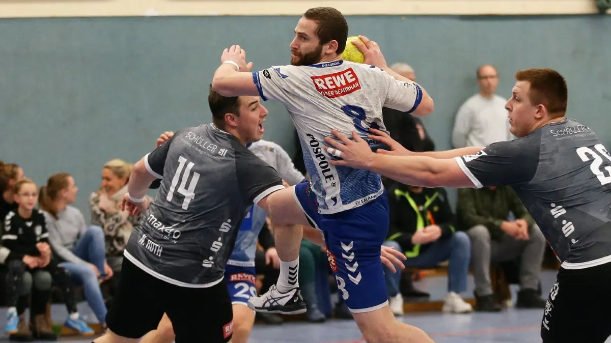 BAU // Kornwestheim , Handball 3.Liga SV Salamander Kornwestheim vs. VfL Pfullingen , mitte: Jan Reusch ( Korn )