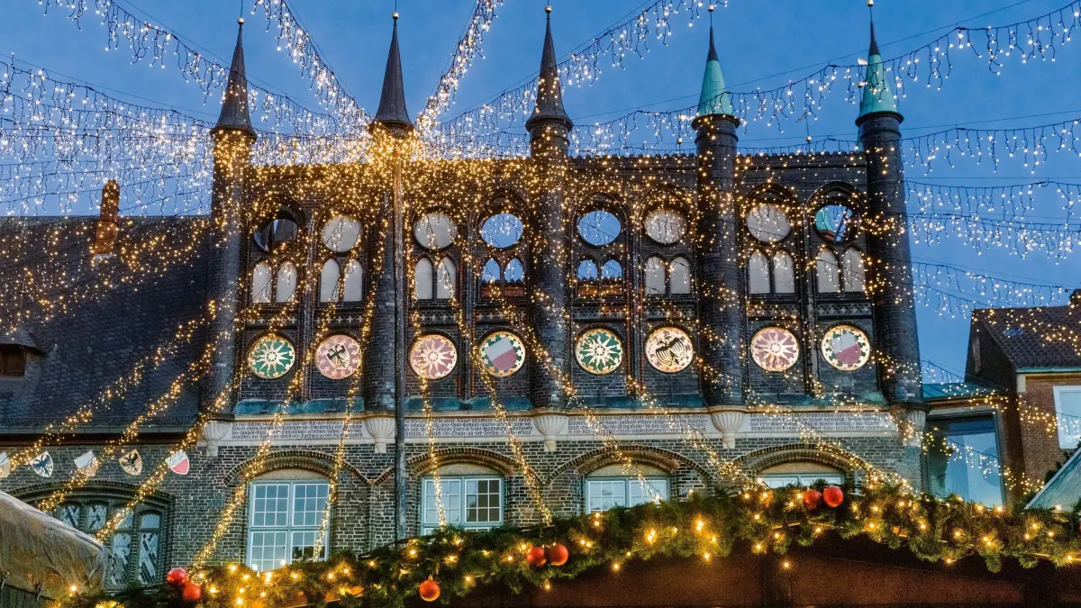 Der Lübecker Weihnachtsmarkt auf dem Rathausmarkt ist eröffnet. Der Weihnachtsmarkt findet bis zum 30. Dezember unter Beachtung der 2G-Regeln für die Besucher statt. +++ dpa-Bildfunk +++