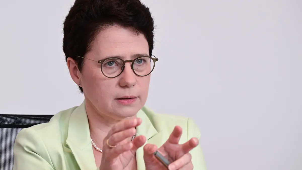 ARCHIV - 22.06.2023, Baden-Württemberg, Stuttgart: Marion Gentges (CDU), Justizministerin von Baden-Württemberg, aufgenommen in ihrem Ministerium bei einem dpa-Gespräch. (zu dpa: «Schnellere Verfahren bei Asylklagen - Land stärkt Verwaltungsgerichte») Foto: Bernd Weißbrod/dpa +++ dpa-Bildfunk +++