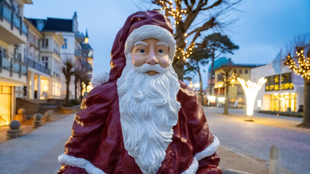 Eine Weihnachtsmann-Figur grüßt auf der illuminierten Strandpromenade die Gäste des Ostseebades Zinnowitz auf der Insel Usedom. +++ dpa-Bildfunk +++